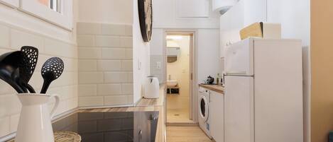 冷蔵庫、電子レンジ、オーブン、コンロ