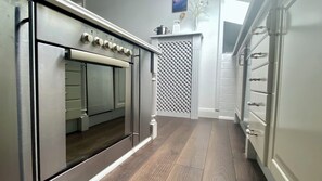 Kjøleskap, ovn, kokeplater og oppvaskmaskin