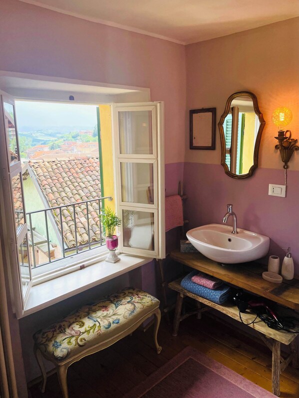 Dusche, Haartrockner, Bidet, Handtücher