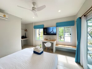 Studio, quang cảnh vườn | Két bảo mật tại phòng, bàn, khu vực làm việc phù hợp cho laptop 