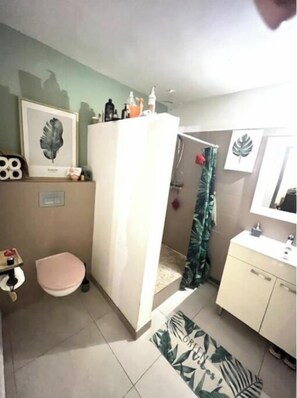 Haartrockner, Handtücher, Seife, Toilettenpapier