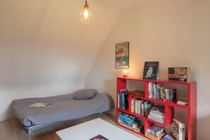 4 bedrooms, desk, WiFi, bed sheets