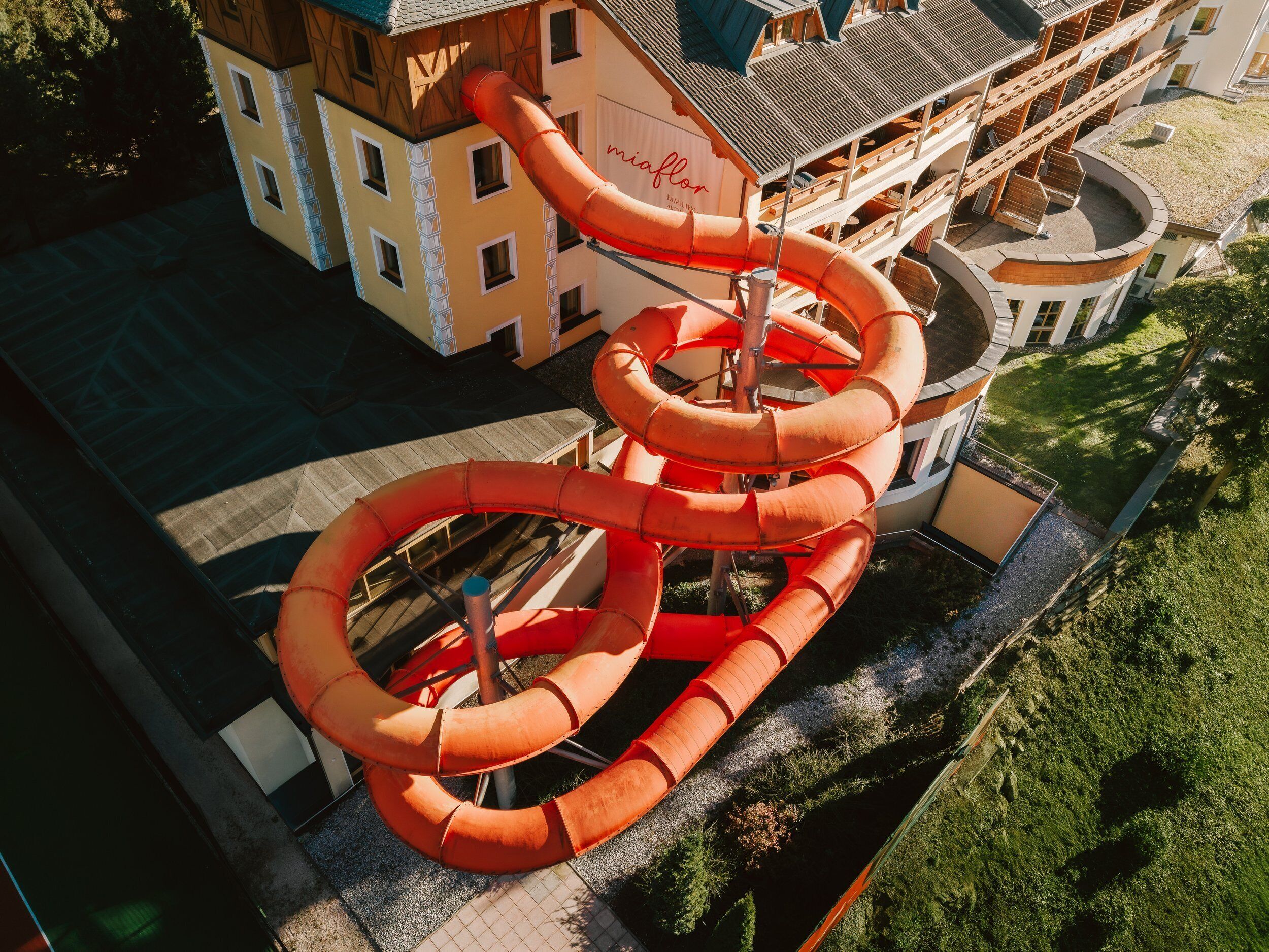 Un edificio de varios pisos con una estructura de tobogán en espiral.