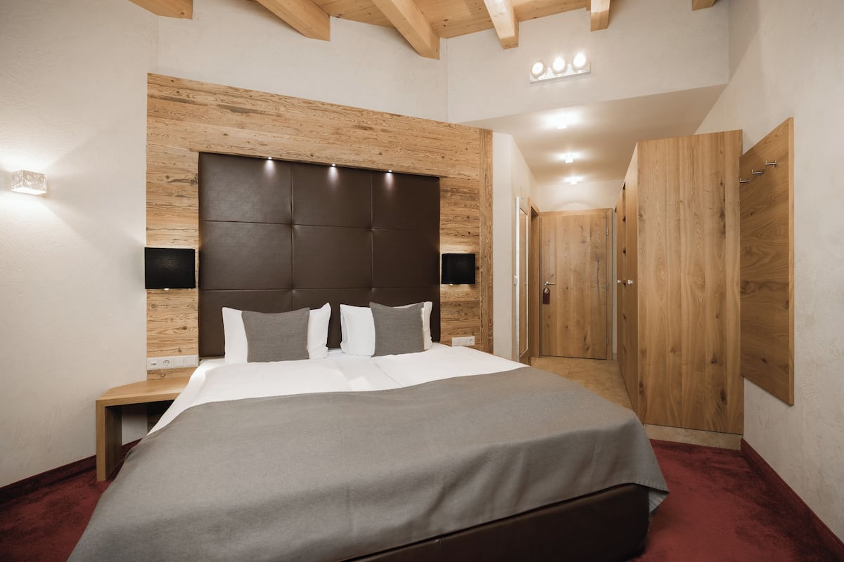 Deluxe-Doppelzimmer, Balkon, Bergblick | Zimmersafe, schallisolierte Zimmer, kostenloses WLAN, Bettwäsche