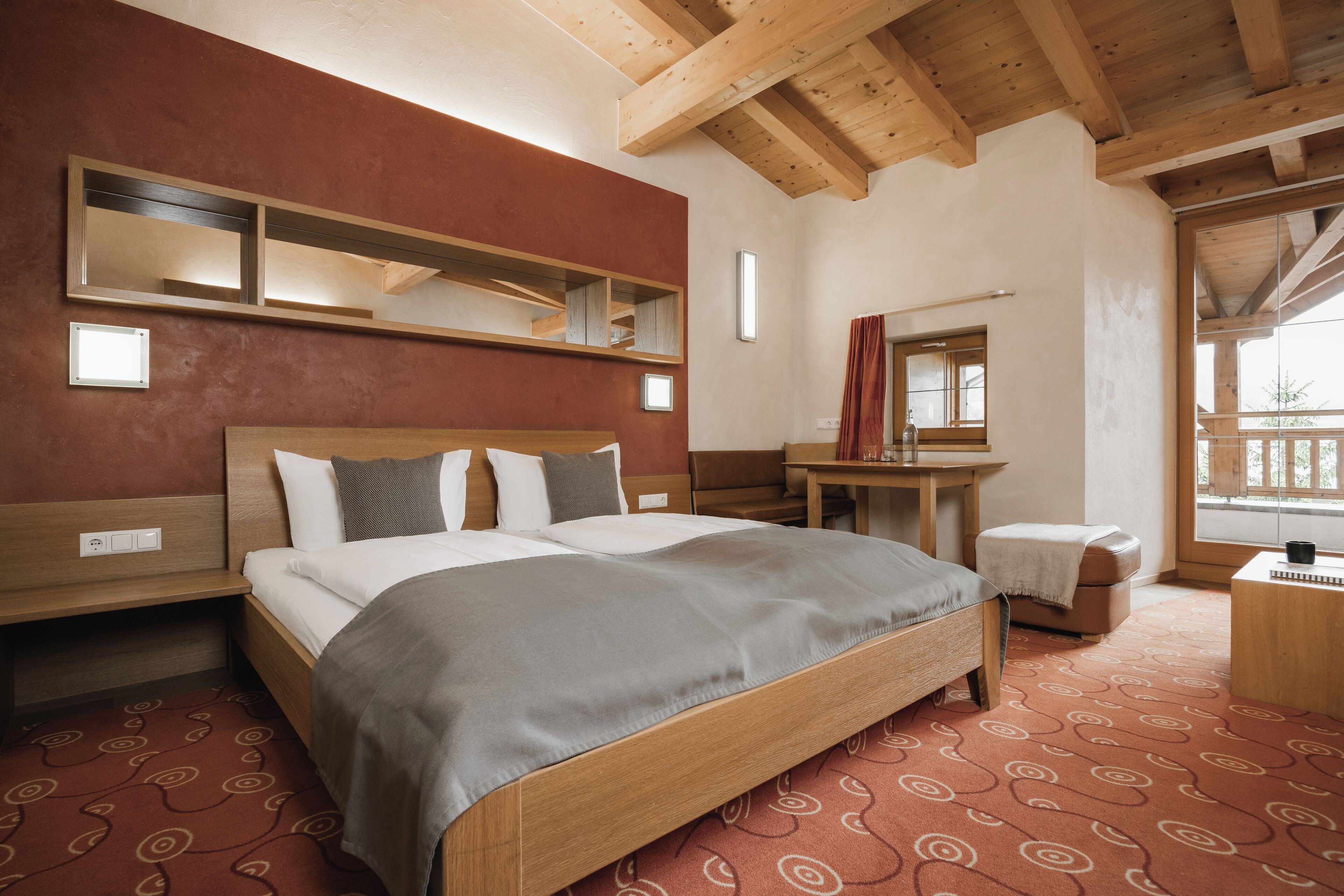 غرفة دوبلكس - بشرفة - منظر للجبل | خزنة داخل الغرفة وتجهيزات عازلة للصوت وواي فاي مجانًا وملاءات أسرّة