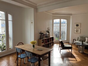 Libros, una pantalla de ordenador