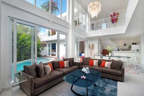 Living area - Canggu LuxXE: Endless Sunshine in SUPERB BeachHouse ideal for Families & Friends (Bali)