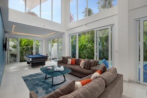 Games room - Canggu LuxXE: Endless Sunshine in SUPERB BeachHouse ideal for Families & Friends (Bali)