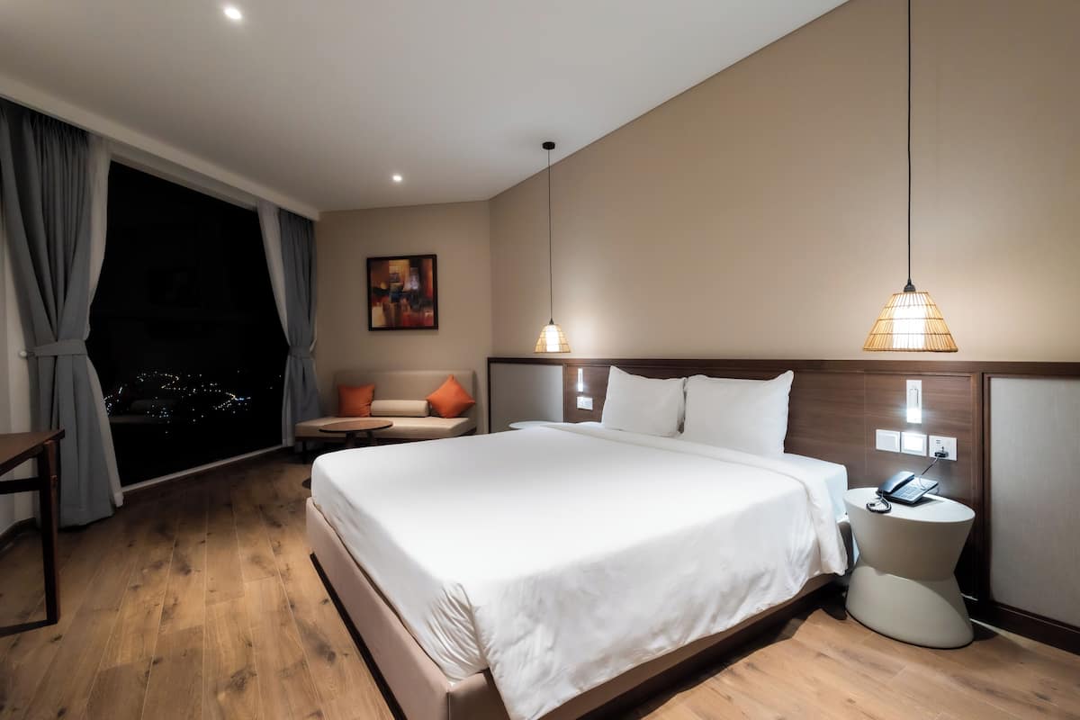 Luxury Double Room Single Use, 1 King Bed with Sofa bed, Sea View, Sea Facing | 1 bedroom, Egyptian cotton sheets, premium bedding, down comforters
