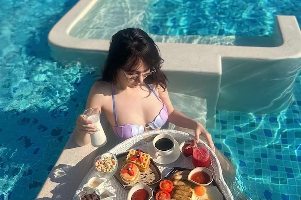 2 bars/lounges, 2 swim-up bars, 2 poolside bars, 2 beach bars