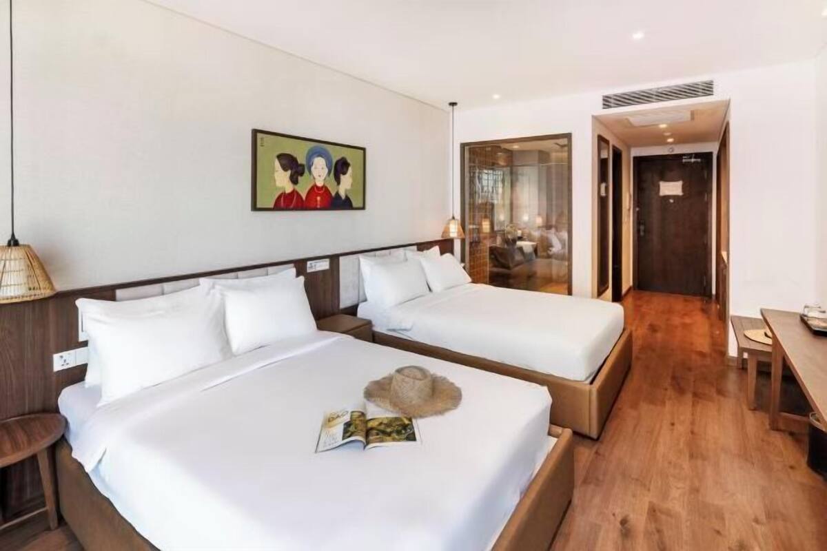 1 bedroom, Egyptian cotton sheets, premium bedding, down comforters