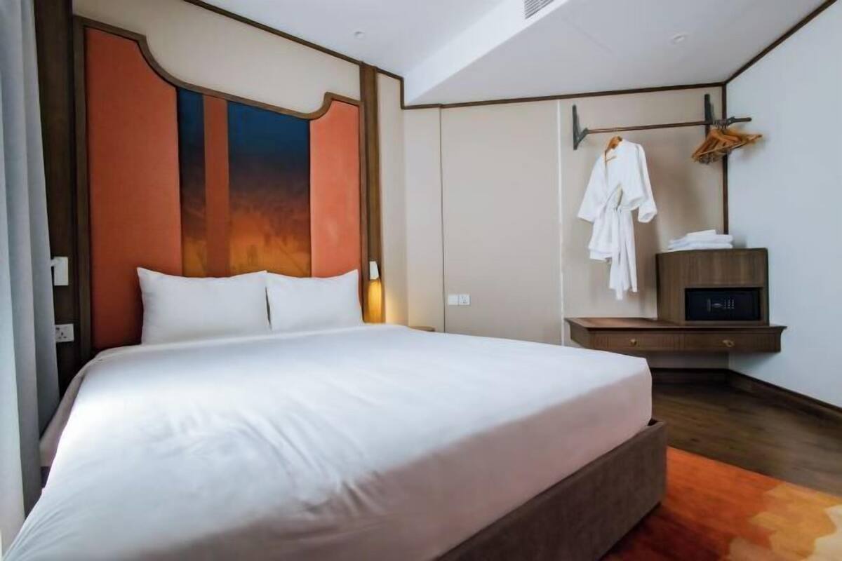 1 bedroom, Egyptian cotton sheets, premium bedding, down comforters