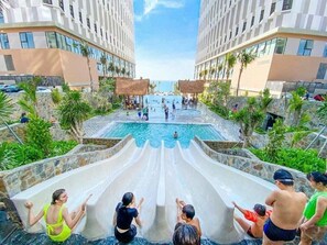 5 piscinas externas, funciona das 6h às 20h, guarda-sóis