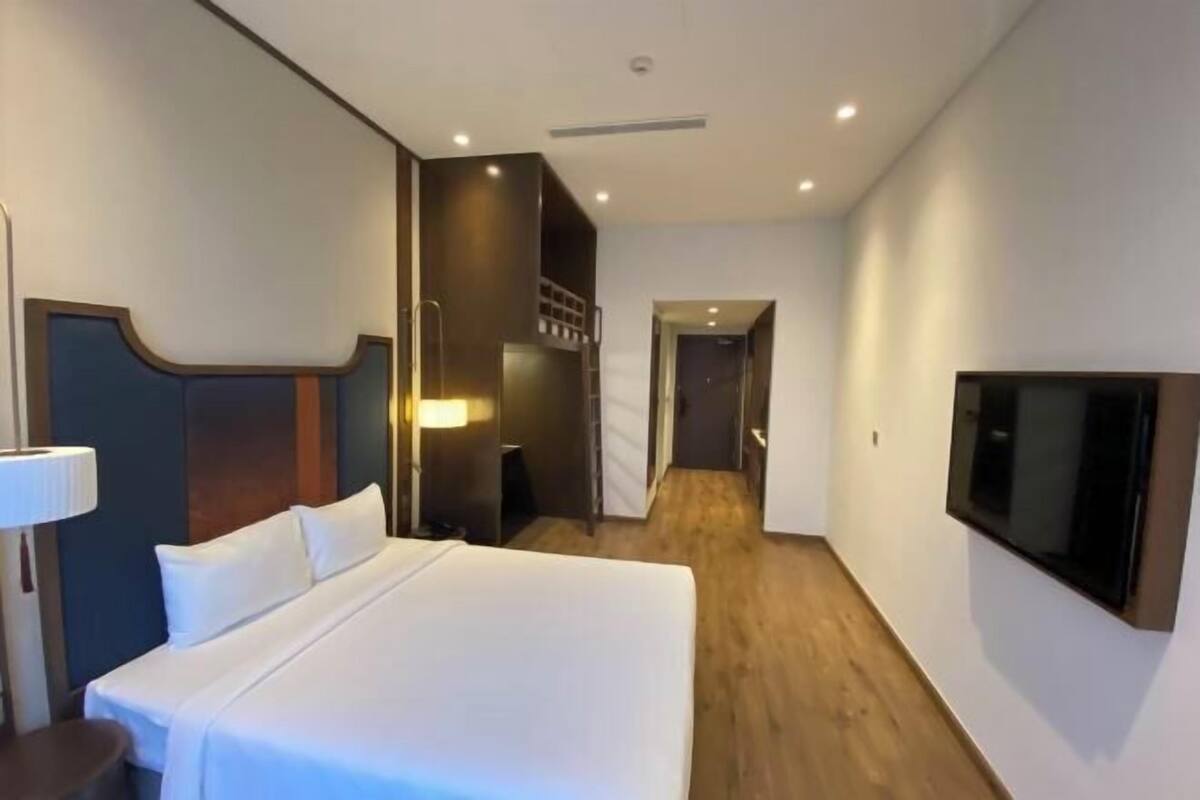 1 bedroom, Egyptian cotton sheets, premium bedding, down comforters