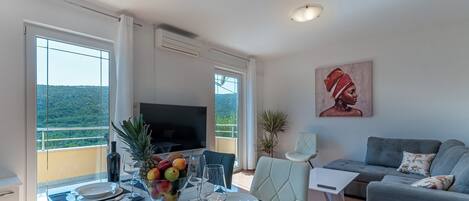 Appartamento Comfort, balcone, vista collina | Area soggiorno | TV a schermo piatto