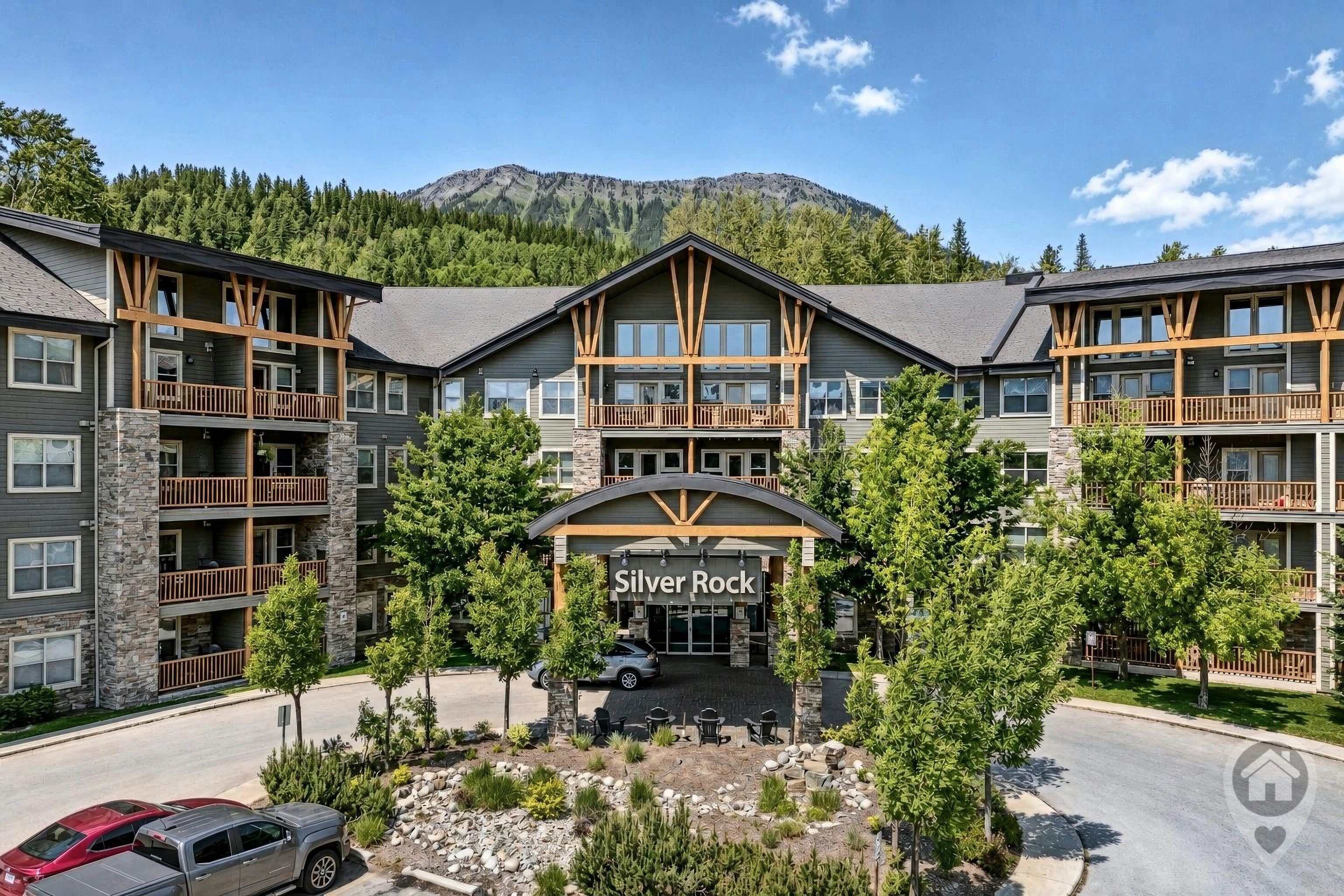Un hôtel à plusieurs étages, doté d’une façade en pierre, de balcons et d’une enseigne indiquant « Silver Rock ».