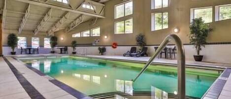 Alberca techada y alberca climatizada