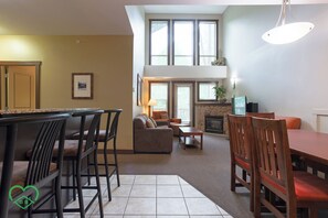 Interior - Top floor / Mountain views / Quiet 3-bed condo (Fernie)