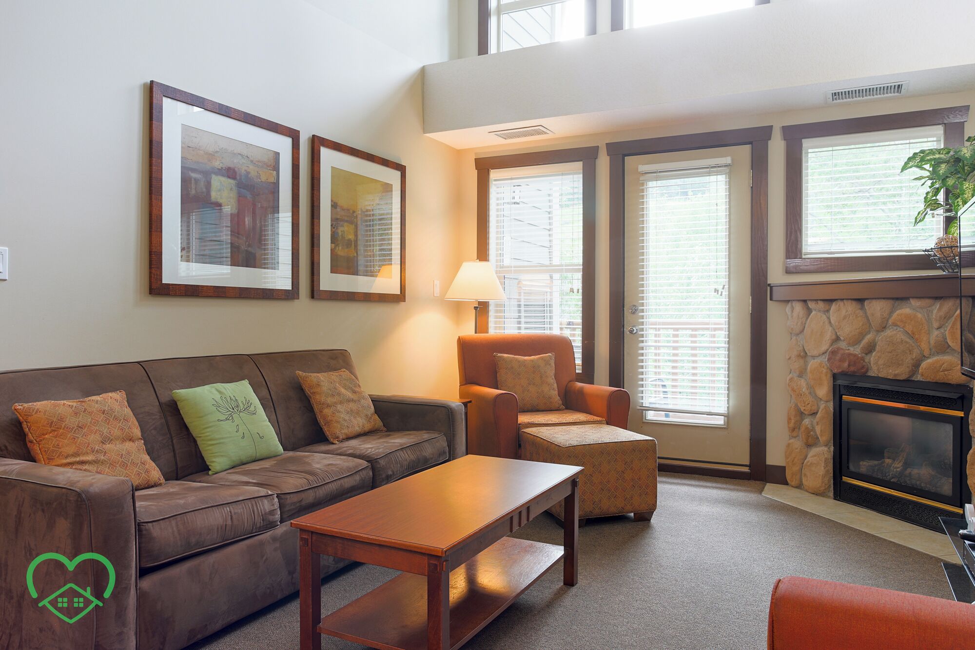 Televisión y chimenea 