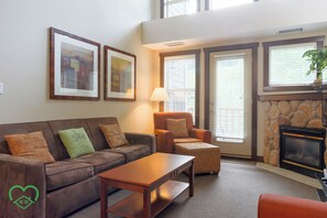 TV, fireplace - Top floor / Mountain views / Quiet 3-bed condo (Fernie)