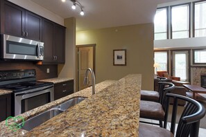 Fridge, microwave, oven, stovetop - Top floor / Mountain views / Quiet 3-bed condo (Fernie)