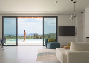 TV connectée, livres, chaîne hi-fi