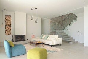 Smart-TV, Tischtennisplatte, Bücher, Stereoanlage