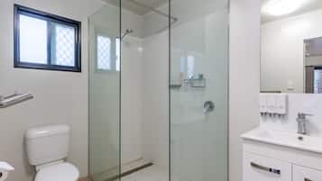 Pioneer Hut | Bathroom | Shower, towels