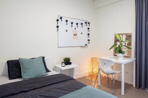 Desk, laptop workspace, free WiFi, bed sheets - MILESTONE Carcavelos Nova (Cascais)