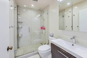 Douche, sèche-cheveux, serviettes fournies, shampoing
