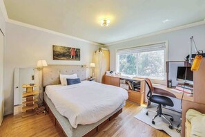 2 bedrooms, desk, iron/ironing board, free WiFi