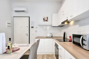 Kühlschrank, Mikrowelle, Ofen, Herdplatte