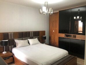 2 室のベッドルーム、アイロン / アイロン台、WiFi (無料)、ベッドシーツ