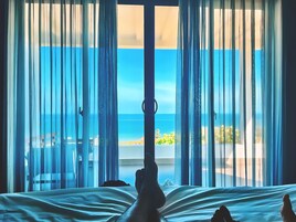 Escritorio, sistema de insonorización y wifi gratis