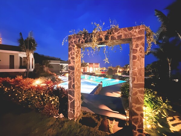 Una piscina al aire libre