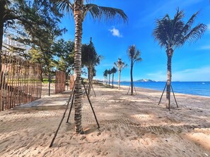 Playa privada, arena blanca, bar en la playa