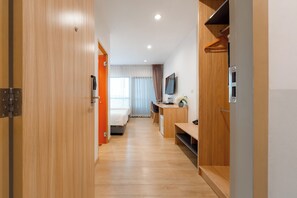 Habitación superior con 2 camas individuales | Área de sala de estar | Televisión LCD