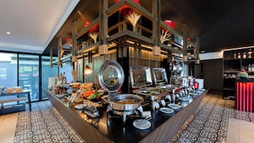 每日供應自助早餐 (每人 THB300)