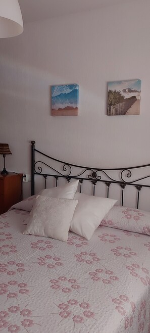 4 quartos, ferros/tábuas de passar roupa, roupa de cama