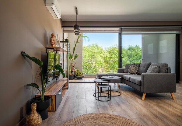 Smart TV - Chrysma Urban Living 3
(C6RC+C86 Rhodes, Greece)