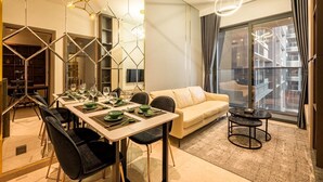 Una sala moderna con comedor, sofá y balcón con vistas.