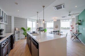 Refrigerador, microondas, parrilla de estufa y lavavajillas