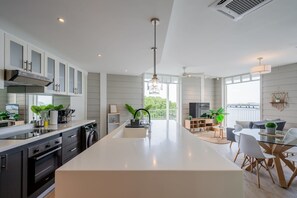 Kühlschrank, Mikrowelle, Herdplatte, Geschirrspüler