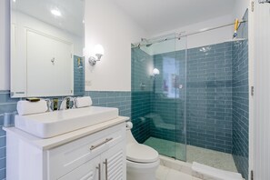 Bruser, hårtørrer, håndklæder