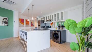 Fridge, microwave, stovetop, dishwasher