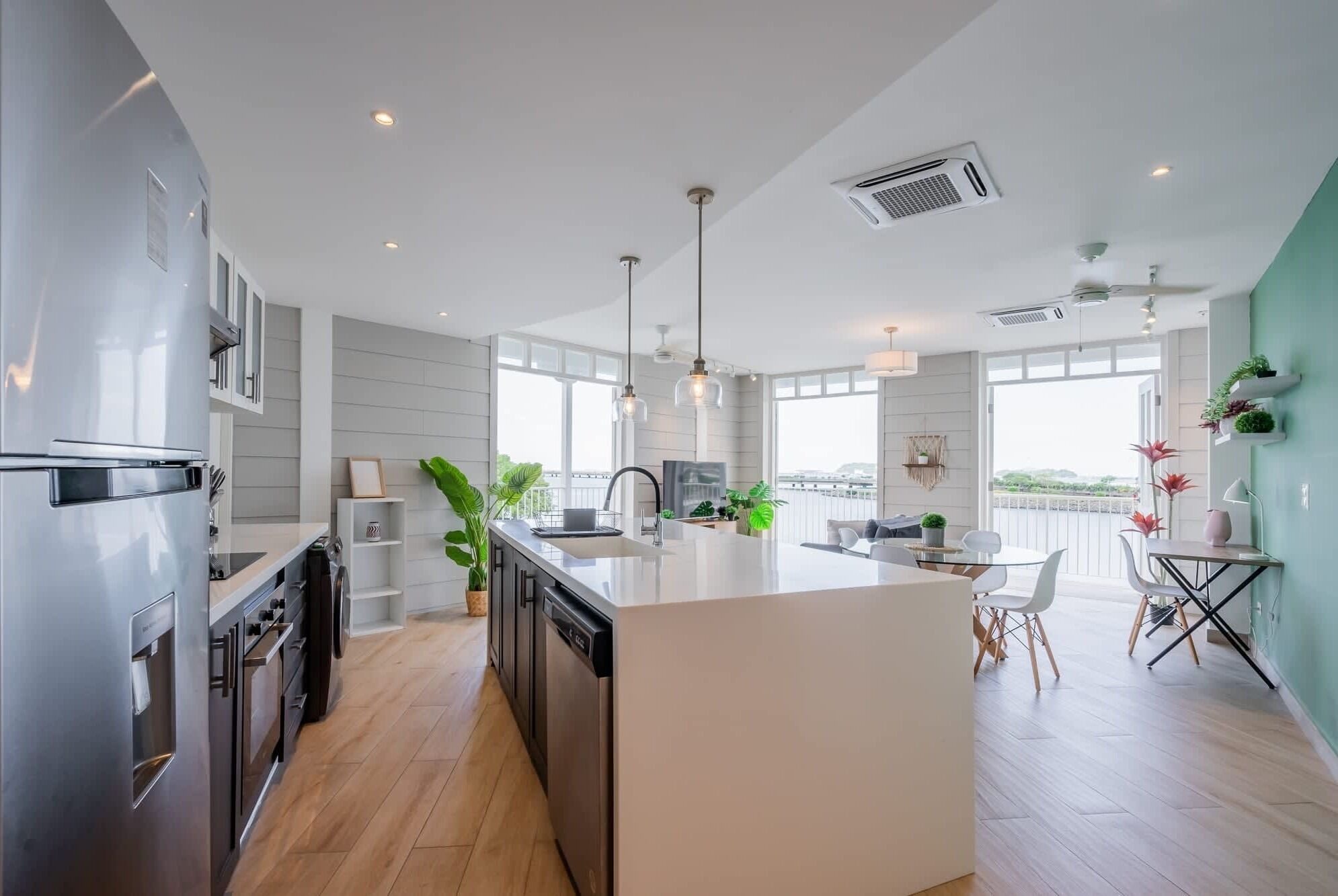 Een koelkast, een microgolfoven, een kookplaat, een vaatwasser