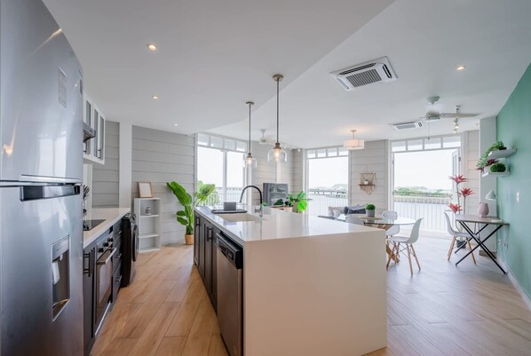 Refrigerador, microondas, parrilla de estufa y lavavajillas