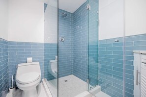 Douche, sèche-cheveux, serviettes fournies