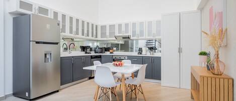 Frigorífico, microondas, horno y placa de cocina