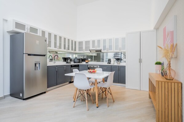 Geladeira, micro-ondas, fogão, cooktop